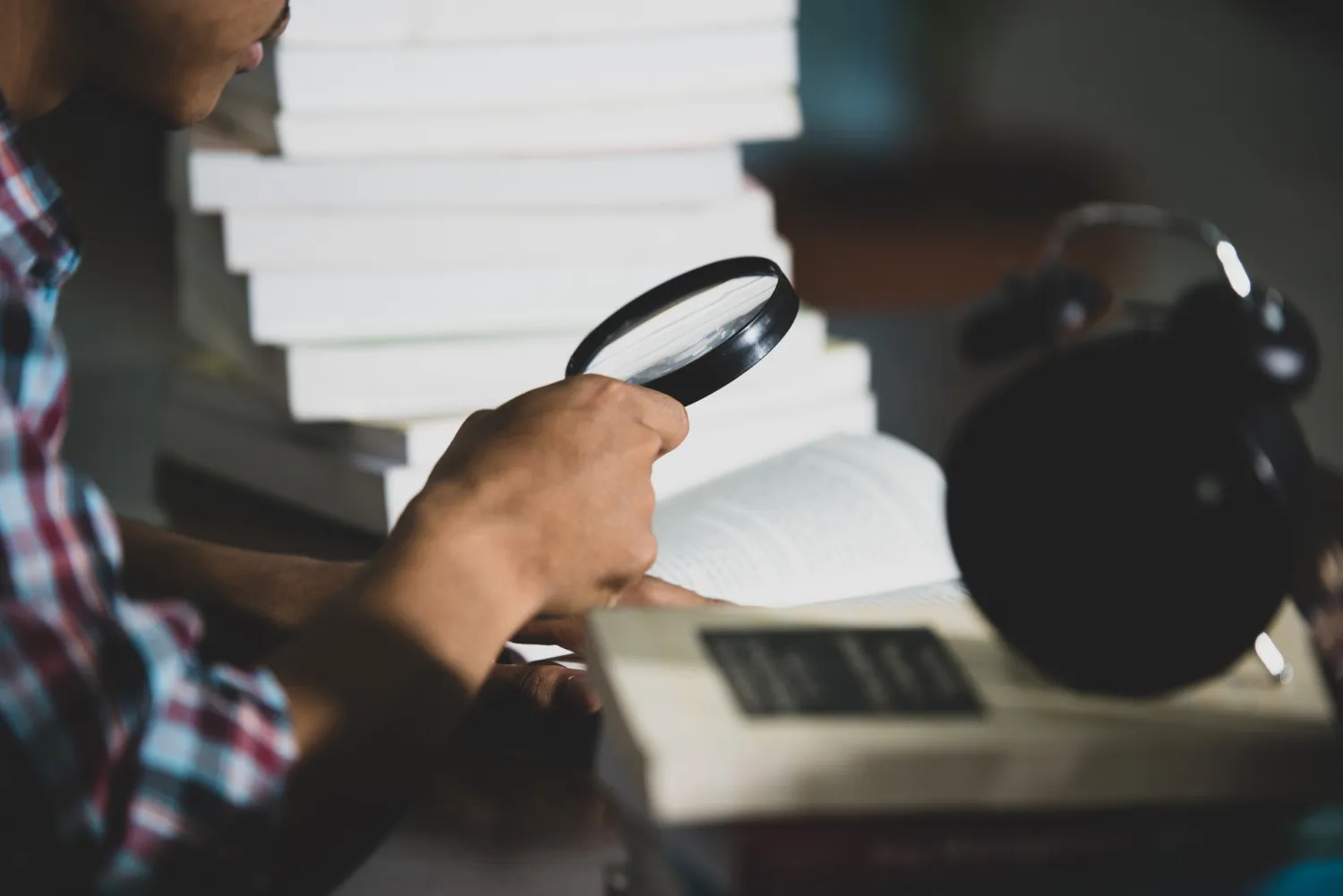 Surveillance investigator in Australia providing covert monitoring and evidence collection services
